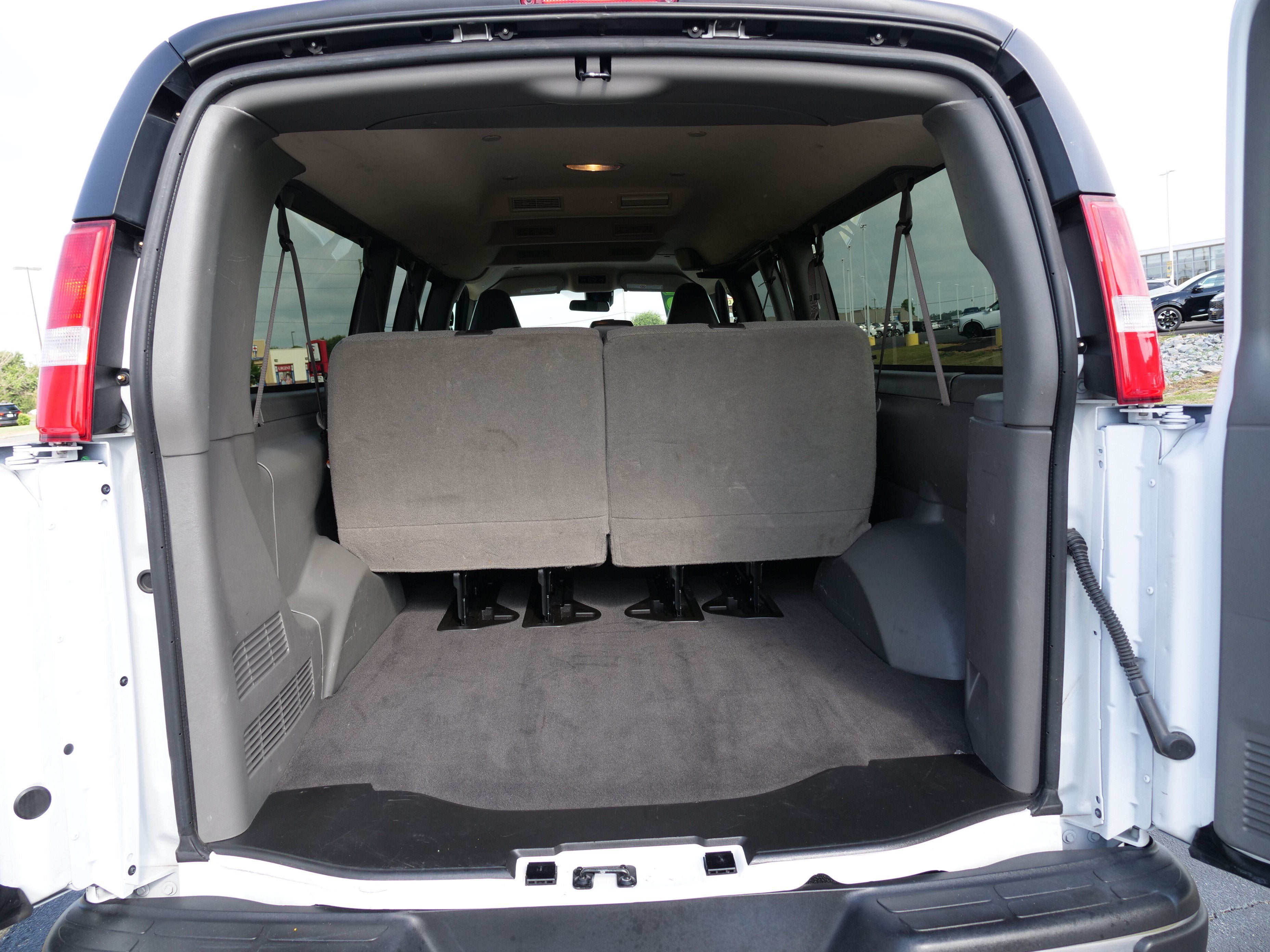 2025 Chevrolet Express Passenger 1LT