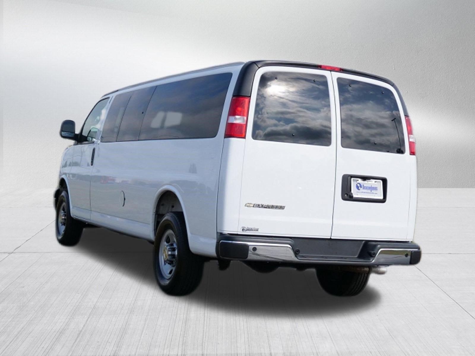 2025 Chevrolet Express Passenger 1LT
